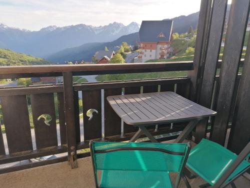 Plein sud, grande piece de vie, vue imprenable sur les montagnes et parking couvert prive in Montgellafrey