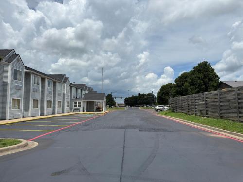 Americas Best Value Inn and Suites Ada - image 5