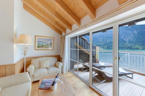 Suite with Lake View