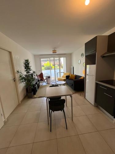 Joli T2 Terrasse Parking prive Confort in Tournezy