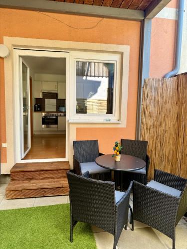 Balkons/terase, McHome Self Check-In Großes Apartment mit Terrasse, Carport EG D01 in Dobl bei Graz in Premstätten