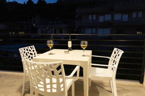 Triple Room with Balcony image 5