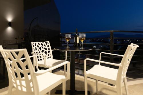 Quadruple Room with Balcony image 7