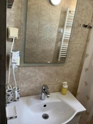 One-Bedroom Apartment image 2