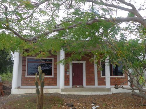 Black Beach House in Puerto Velasco Ibarra