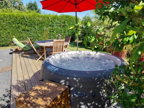 อ่างแช่น้ำร้อน, Gîte avec option bien-être sur la Véloscénie (Gite avec option bien-etre sur la Veloscenie) in ฟราเซ