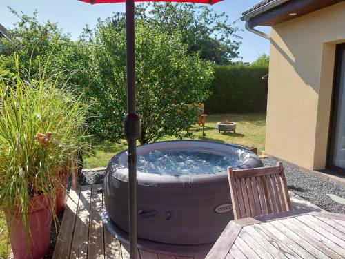 อ่างแช่น้ำร้อน, Gîte avec option bien-être sur la Véloscénie (Gite avec option bien-etre sur la Veloscenie) in ฟราเซ