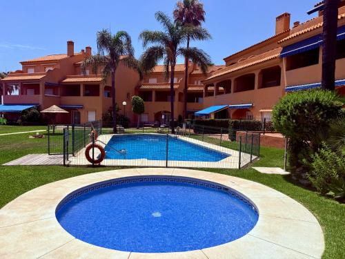 No10 - Beachfront Estepona close to port, 2 bedroom, 2 bathroom, sleeps 5 in ลา ลาสปารา