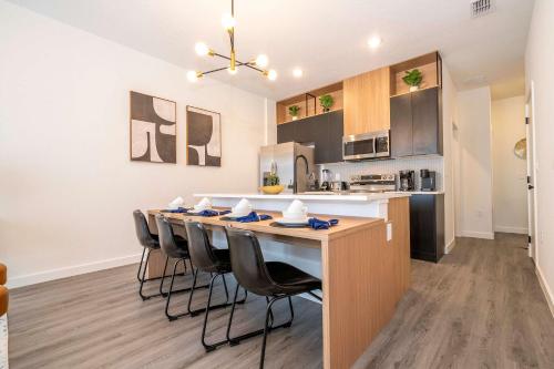 Modern 3BR - Themed Rooms - Near Disney!