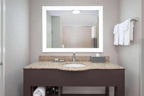 La Quinta by Wyndham Alvarado - image 9