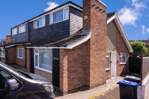 Large 5-BR House, Driveway, Garden, 2 Baths gîte à louer Boughton