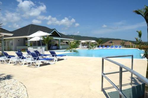 Swimming pool, Villa @ Richmond Estate in Plantation Village