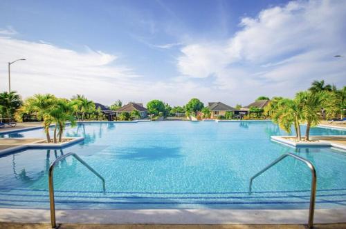 Swimming pool, Villa @ Richmond Estate in Plantation Village