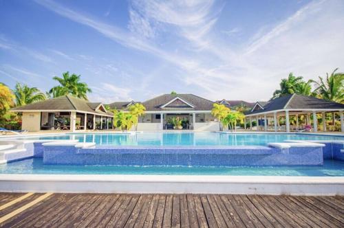 Swimming pool, Villa @ Richmond Estate in Plantation Village