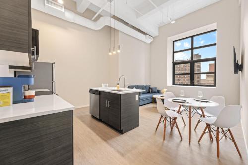 Luxury DT Condo l Playhouse Square l Fast W-Fi, Cleveland (photo 2)