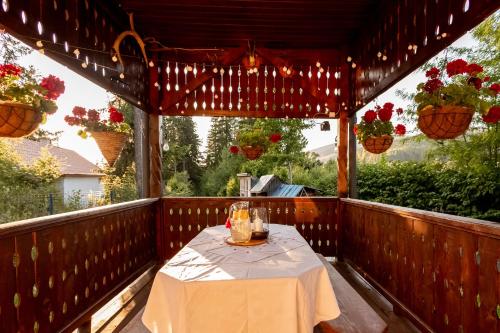 Erkély/terasz, Casa Izvoru Mureșului (Casa Izvoru Muresului) in Marosfő