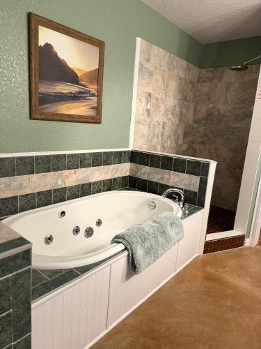 Zuhanyzó, Cowboys and Angels RV Park, Cabins, and Events in Mountain Home (TX)