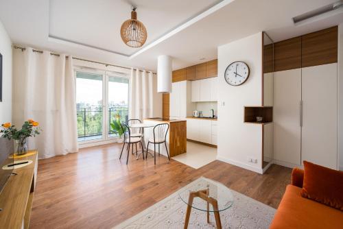 Saska with Lake View Apartment by BookingHost, Warszawa