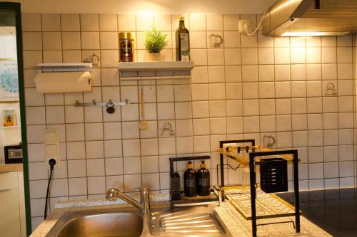 廚房, Stilvolles und Kunstvolles Retreat Apartment mit 400qm Garten & Massage und Ayurveda in 格萊內特