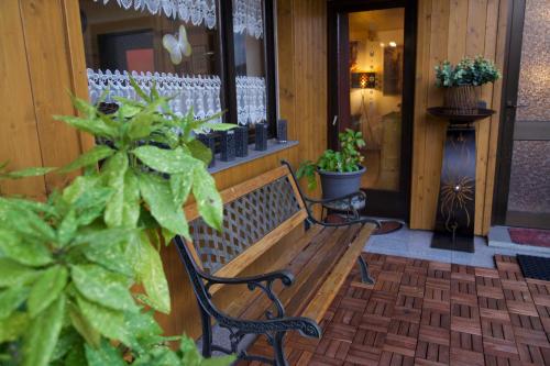 入口, Stilvolles und Kunstvolles Retreat Apartment mit 400qm Garten & Massage und Ayurveda in 格萊內特