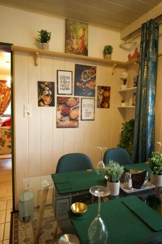 設施, Stilvolles und Kunstvolles Retreat Apartment mit 400qm Garten & Massage und Ayurveda in 格萊內特