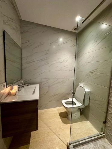 Shower, Appartement moderne - Vue Panoramique Hassan II in Sour Jdid