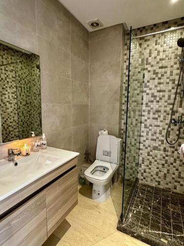 Shower, Appartement moderne - Vue Panoramique Hassan II in Sour Jdid