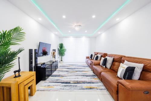 5 Bedroom House , Free Parking , Pool Table , Arcade Machine , Garden , Sleeps 9 , Offers , Ideal For Contractors , Families , Long Term Stays