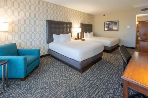 2 queen beds