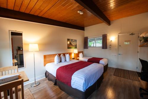 1 queen bed, 1 twin bed