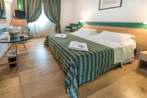 West Point Airport Hotel - image 11