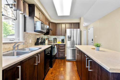 Kitchen, SimplyLovely Modern Condo Near Downtown Ottawa with Free Parking and Patio in Alta Vista