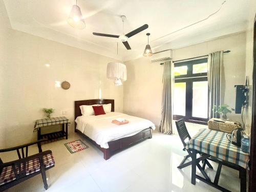 King Room with Garden View image 2