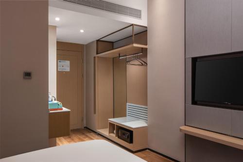 Standard Room room in Holiday Inn Express Shenzhen Longhua By IHG