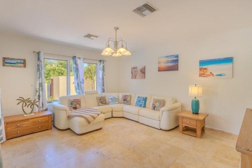 Four-Bedroom Apartment with Pool View room in 5 min to the Beach Happy Aruba Villa by Bocobay
