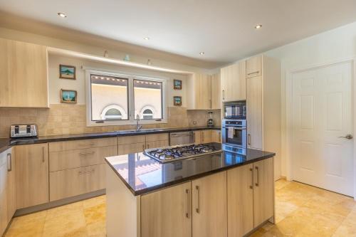 5 min to the Beach Happy Aruba Villa by Bocobay - image 2