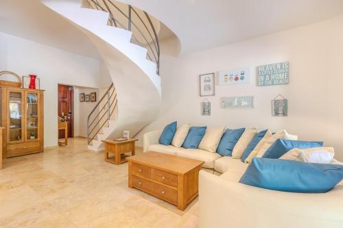Four-Bedroom Apartment with Pool View image 10