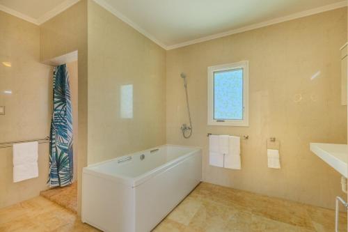 Four-Bedroom Apartment with Pool View image 9