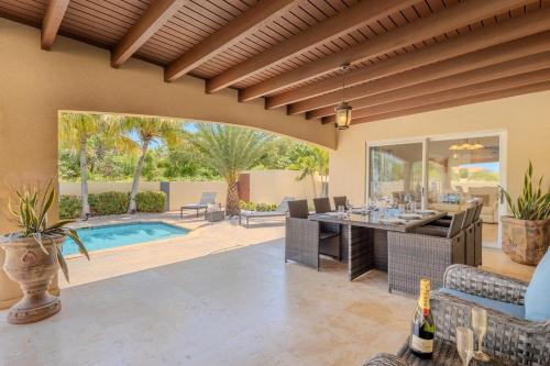 Four-Bedroom Apartment with Pool View image 8