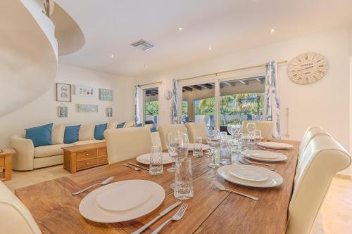 Four-Bedroom Apartment with Pool View image 7