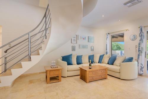 Four-Bedroom Apartment with Pool View image 6