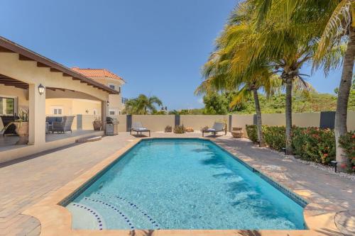 Four-Bedroom Apartment with Pool View image 5