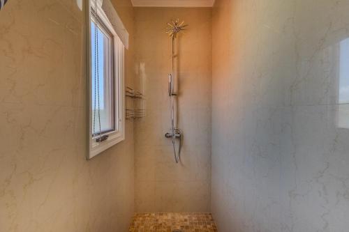 Four-Bedroom Apartment with Pool View image 2