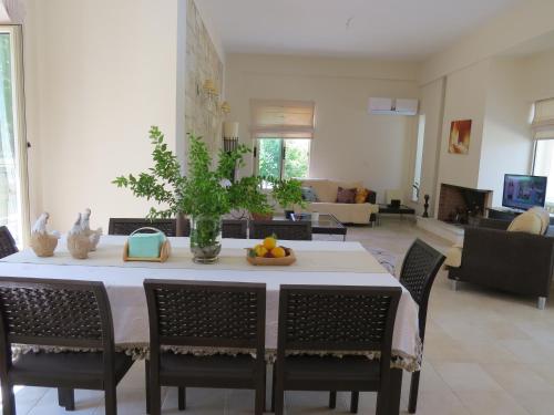 Iekārtas, Villa Koumneni in Pano Akourdaleia