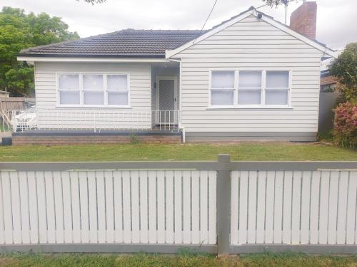 Tranquil Retreat -short walk to Train Station in Croydon