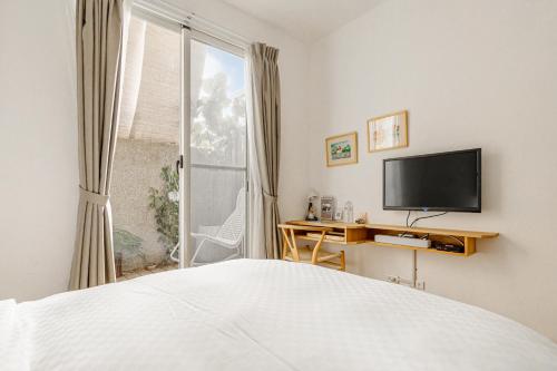 Small Courtyard Double Room with Bathtub image 10