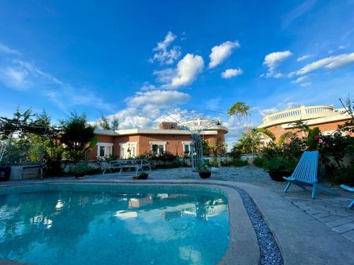 Biệt thự biển có bể bơi Sea Sing Villa (Biet thu bien co be boi Sea Sing Villa) in Xuân An