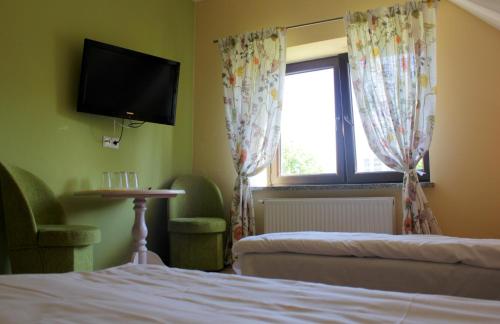 4 twin beds