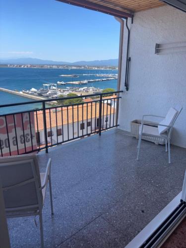 Appartement Roses 4 couchages, pied de la plage, balcon, vue panoramique, parking, serviettes de bain, linge de maison