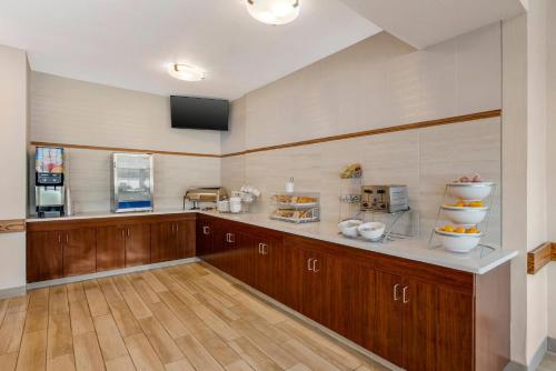 Comfort Inn River's Edge - image 7